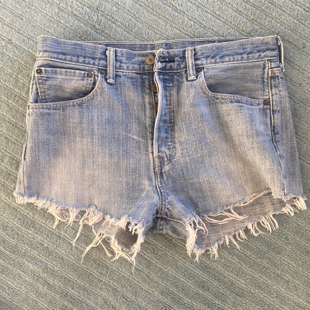 Levi’s distressed shorts size 31